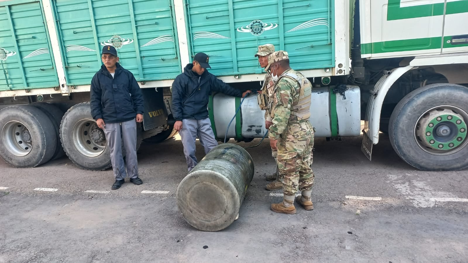 La Paz: “Plan Soberanía” logra el decomiso de garrafas, combustible y gasolina en Tiquina 