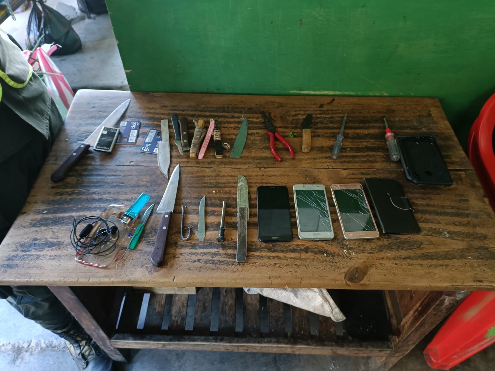 Secuestran más de 30 celulares y una gran cantidad de objetos en cárceles de Cochabamba