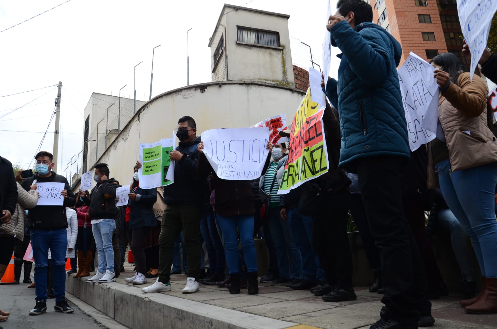 Caso Golpe de Estado II: Población llega a los alrededores del penal de Miraflores para exigir justicia