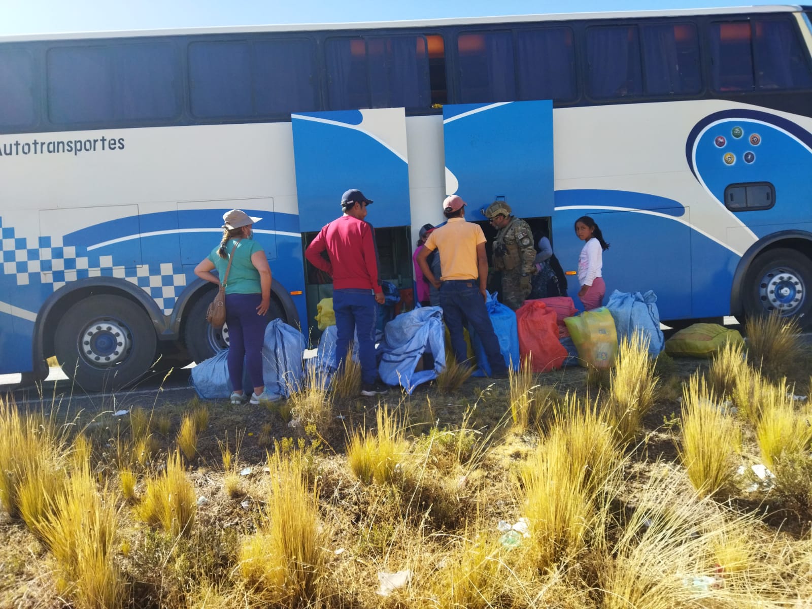 Operativo logra comisar contrabando de 29 flotas e incautar 13 minibuses 