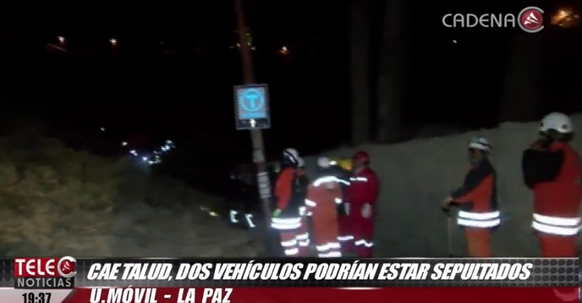 Bomberos auxilia la caída de un talud en el ingreso de Obrajes en La Paz