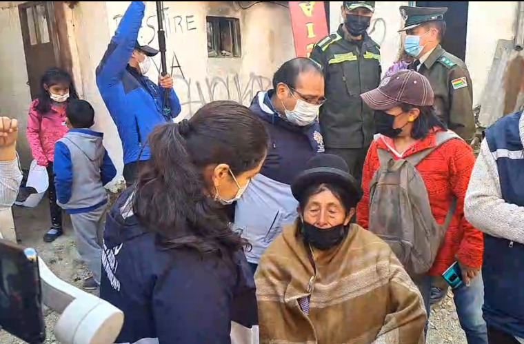 Adulta mayor desalojada por un “error judicial” recupera su vivienda