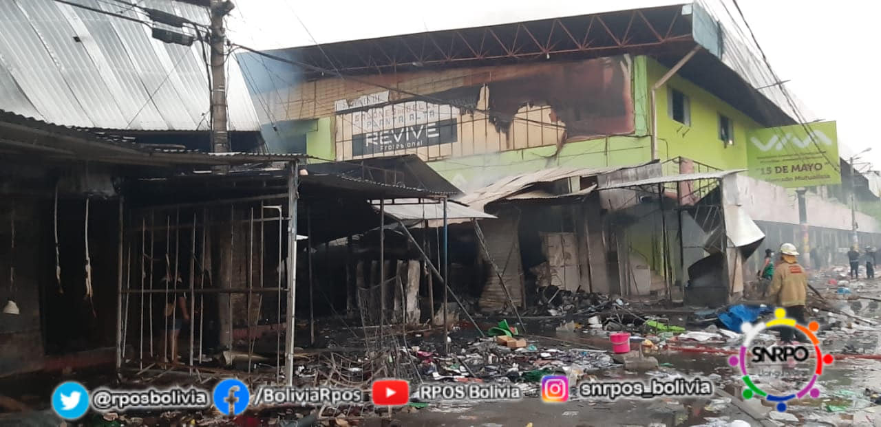 El voraz incendio del Mercado Mutualista deja más de un centenar de comerciantes afectados