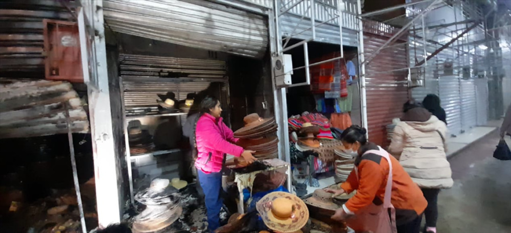 Incendio afecta a tres casetas en el mercado La Pampa 