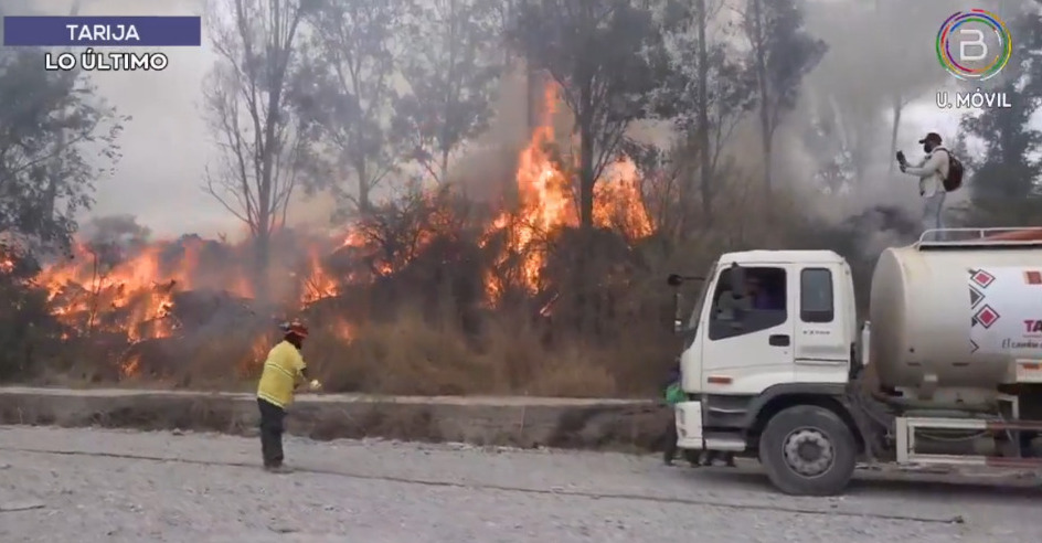 Bomberos trabajan en la sofocación de un incendio de magnitud en Tarija