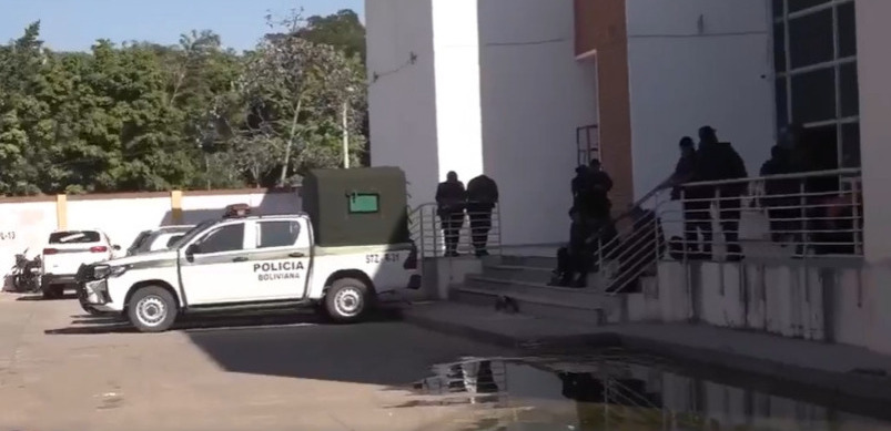 Violencia en Santa Cruz: Envían a la cárcel a un aprehendido y a tres les dan detención domiciliaria