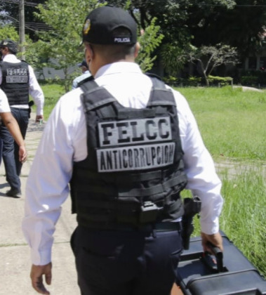 Policía anticorrupción allana el denominado “bunker político” de Percy Fernández y Angélica Sosa