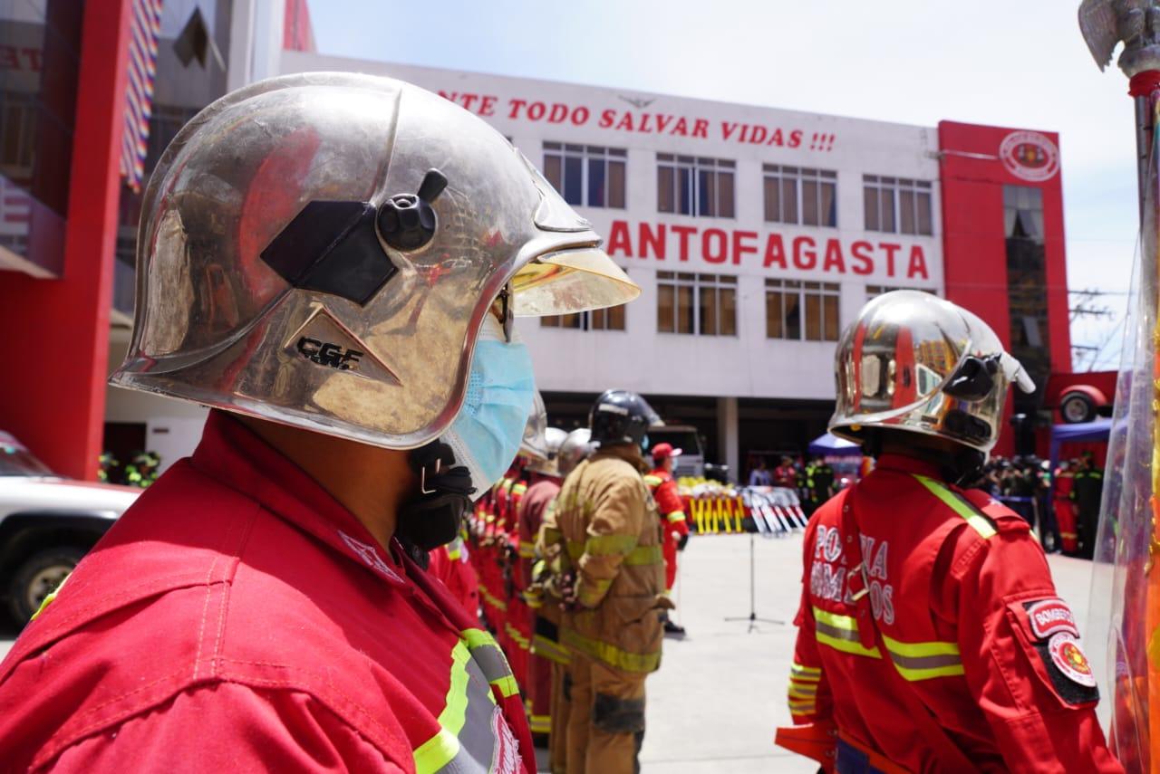 Gobierno entrega herramientas a Bomberos de La Paz para combatir incendios