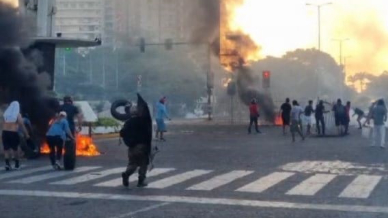 Experto advierte que radicales agregan perdigones de hierro y clavos a explosivos pirotécnicos para atacar a la policía 