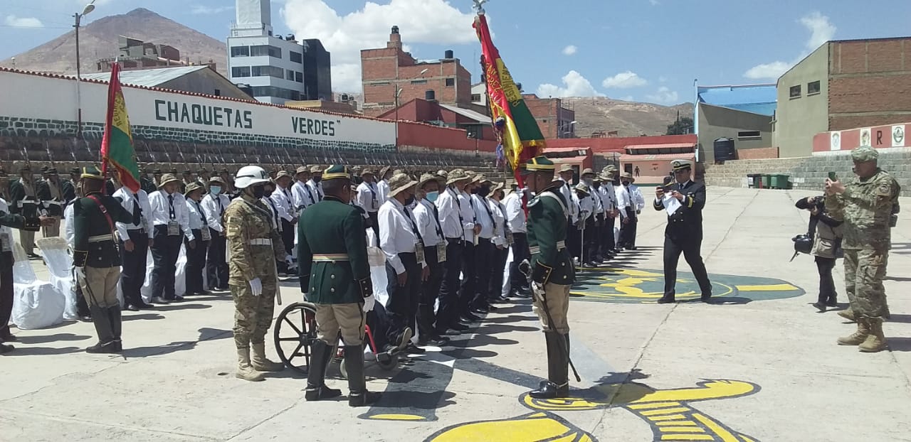 Personas con discapacidad se benefician con la entrega de 171 libretas de servicio militar en Potosí