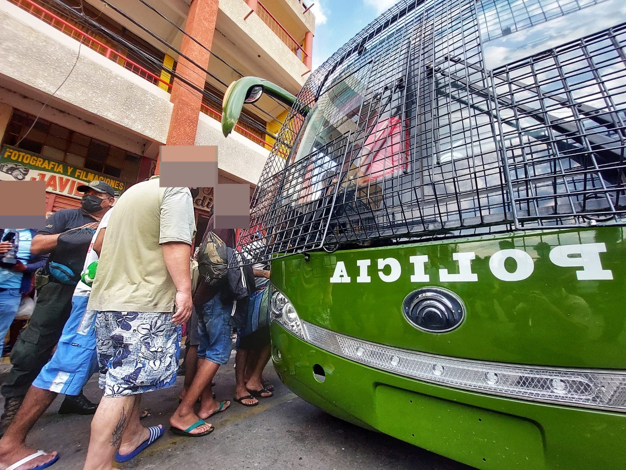 Bloqueadores atacaron vehículo con reos peligrosos y casi provocan su fuga