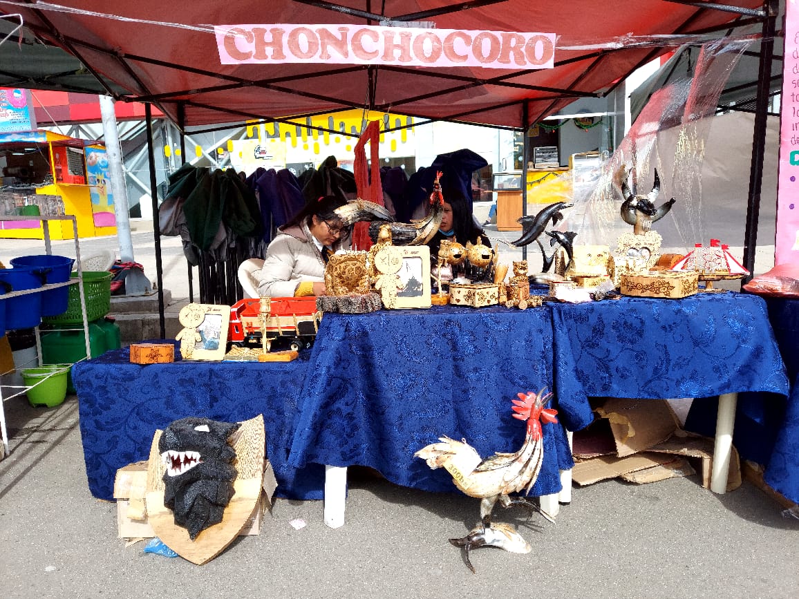 Feria productiva post penitenciaria oferta productos y artesanías en el Teleférico Rojo de El Alto