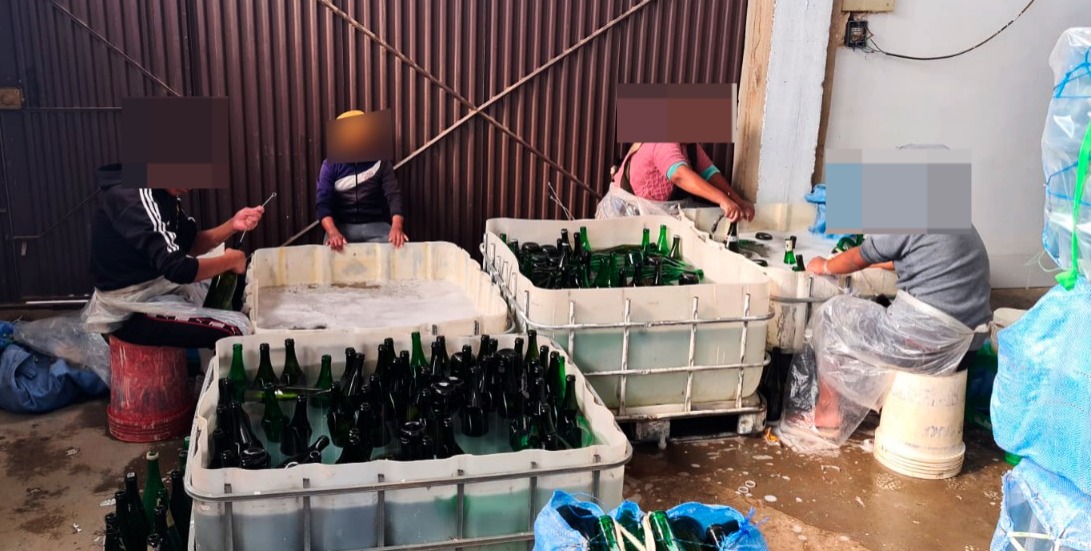 Policía aprehende a dos personas por presunta falsificación de licores en la ciudad de El Alto