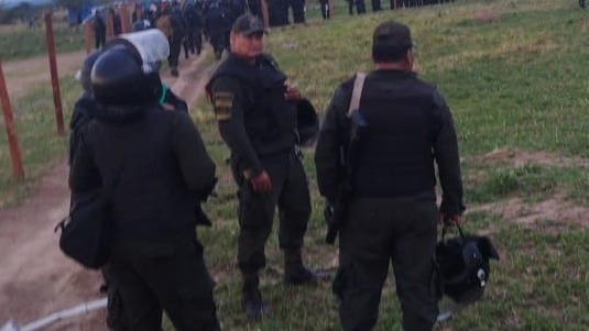 Policía ejecuta operativo de desalojo de presuntos avasalladores en una hacienda de Cochabamba 