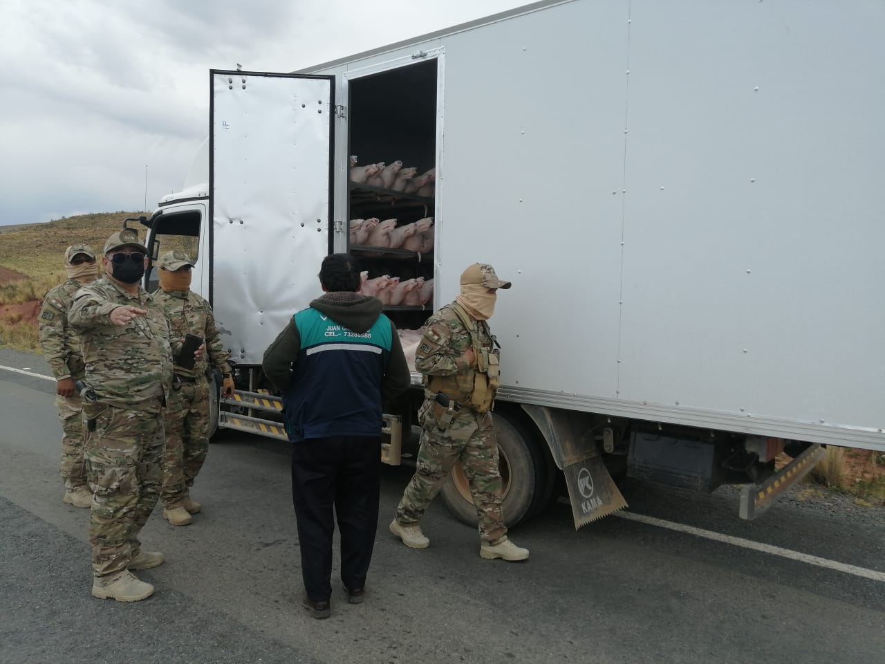 Militares interceptan vehículo con carne de cerdo peruana de contrabando 