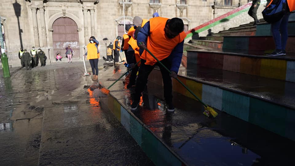 Sancionan a 73 personas que consumían bebidas alcohólicas en vías públicas paceñas