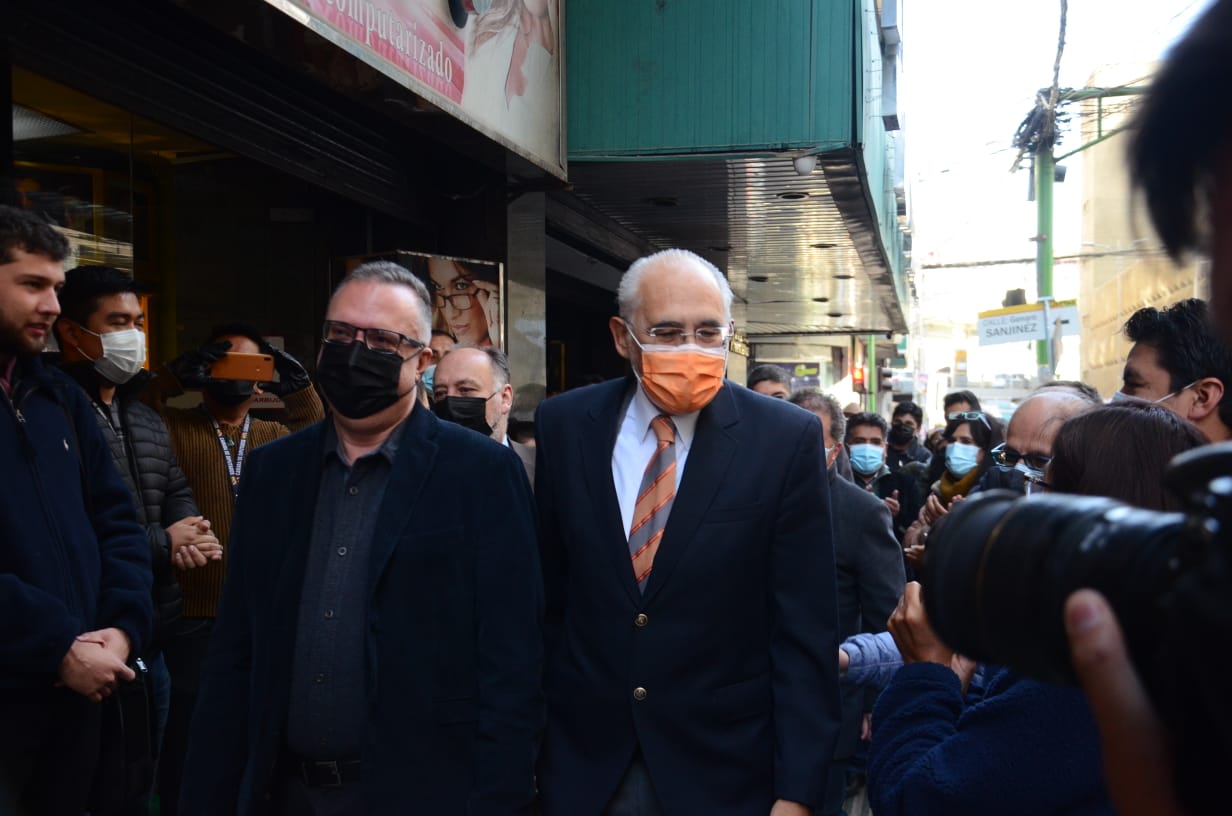 Caso Golpe I: Diputado Alarcón se presenta a declarar en compañía de Carlos Mesa