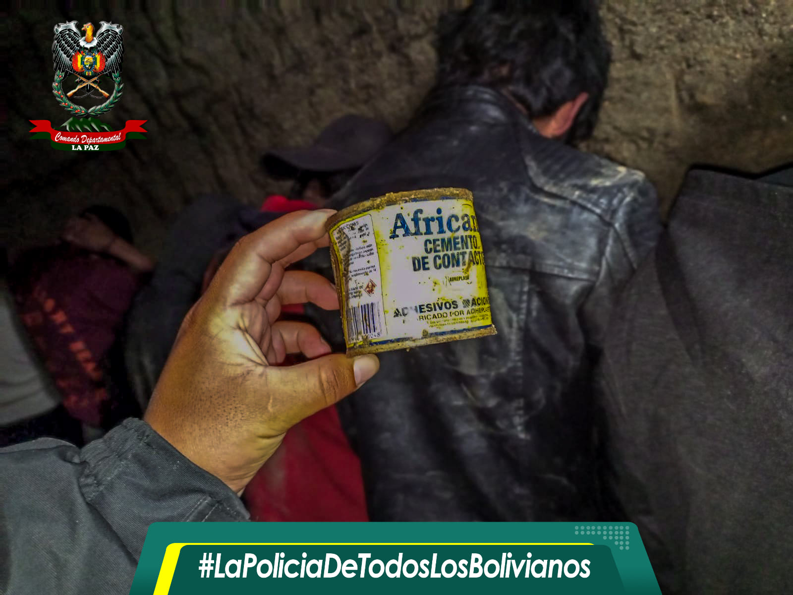 Policía rescata a 12 menores que consumían bebidas alcohólicas en cuevas entre Achocalla y El Alto 