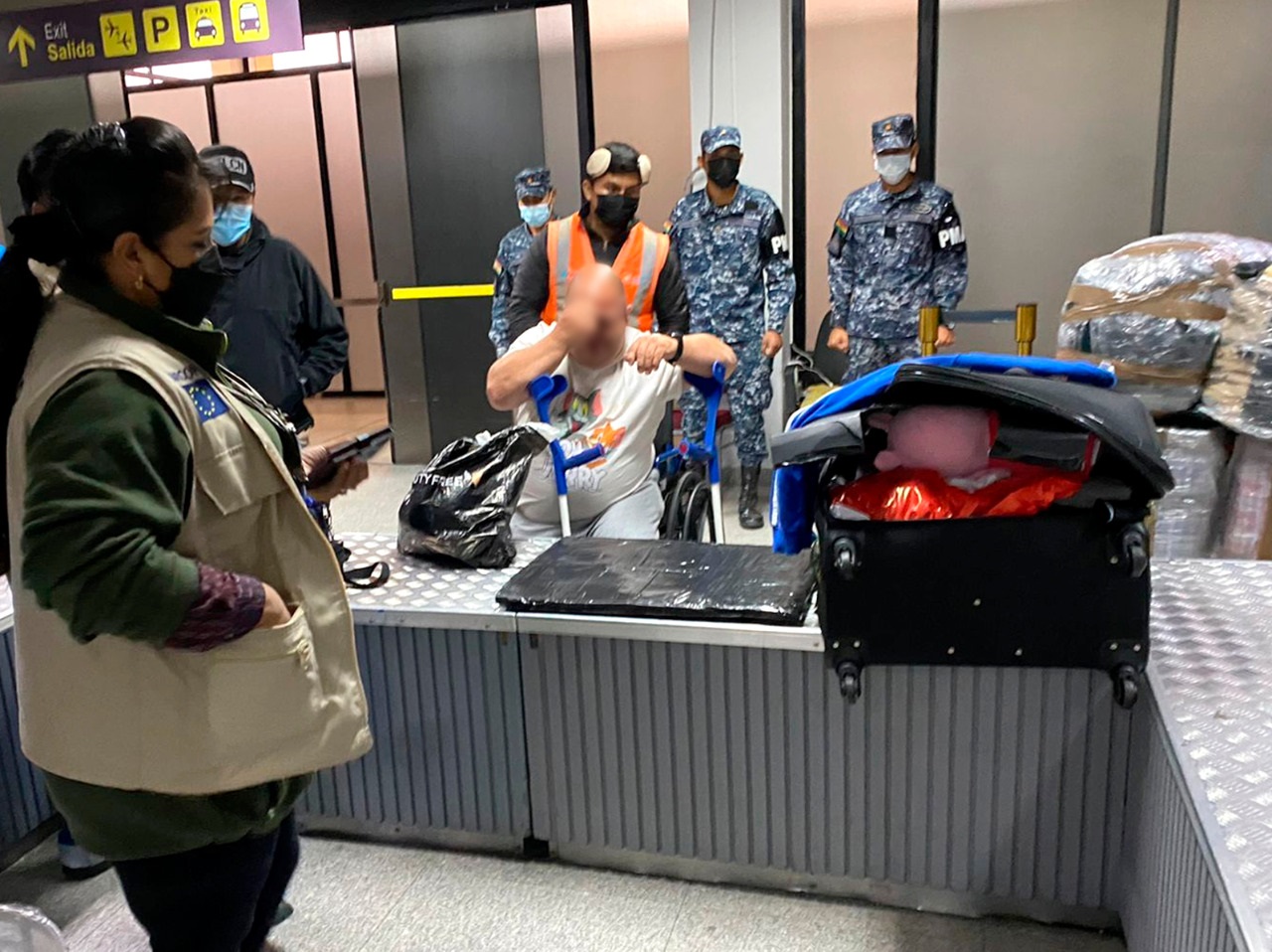 Aduana detecta droga y arma de fuego mediante control por scanner en el aeropuerto de Viru Viru