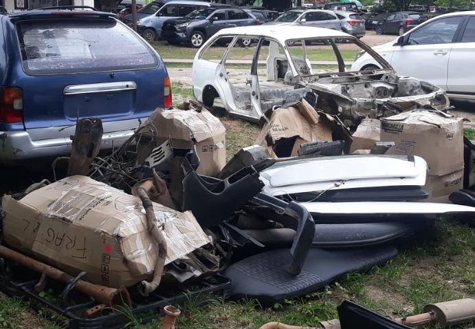 Diprove interviene taller en el presuntamente se desmantelaban vehículos robados en Santa Cruz 