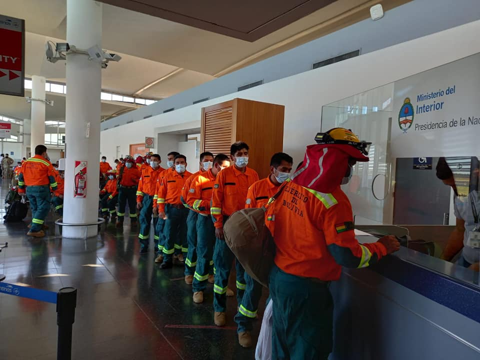 Brigadistas bolivianos que ayudaron a sofocar incendio en Argentina regresan hoy a Bolivia