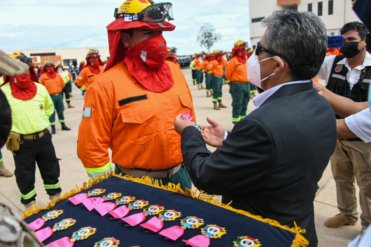 Gobierno condecora a los brigadistas militares que sofocaron incendios forestales en Argentina