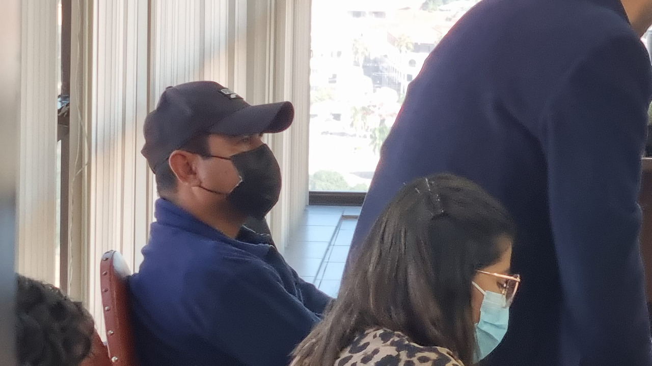 Justicia envía a la cárcel por 180 días a exjefe policial presuntamente involucrado en el escándalo de vehículos robados