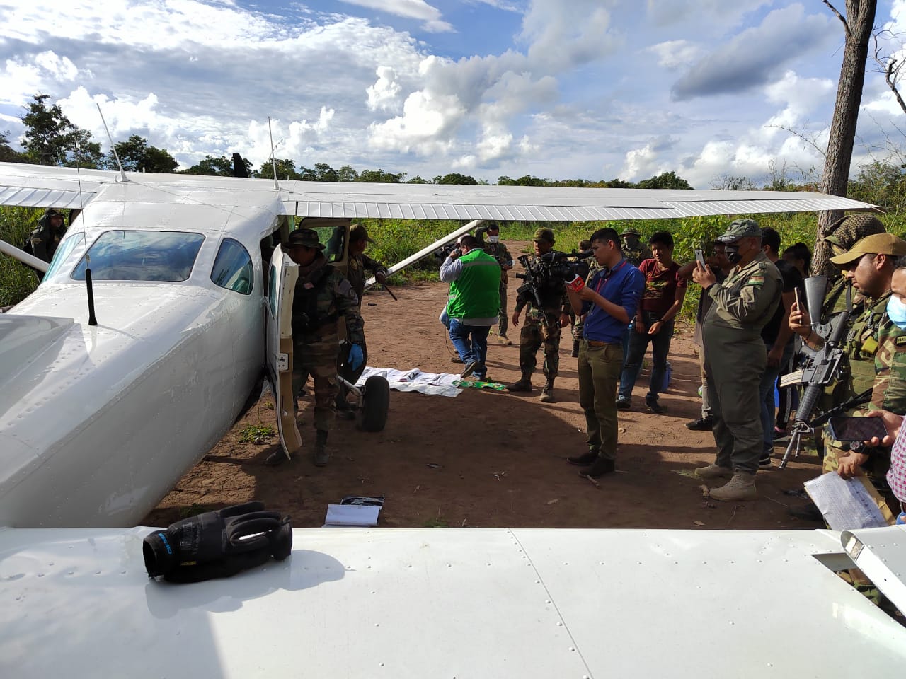 Santa Cruz: Fuerza antidrogas aprehende a cinco personas y secuestra dos avionetas en San Ignacio de Velasco 