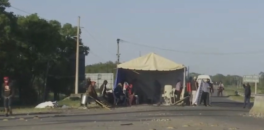 Grupos afines a los cívicos instalan vigilia en Pailón para impedir el paso de campesinos de San Julián 