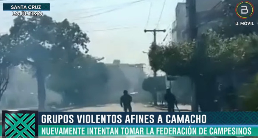 Denuncian que UJC cerca la Federación de Campesinos en Santa Cruz arriesgando la seguridad de mujeres y niños que están en su interior