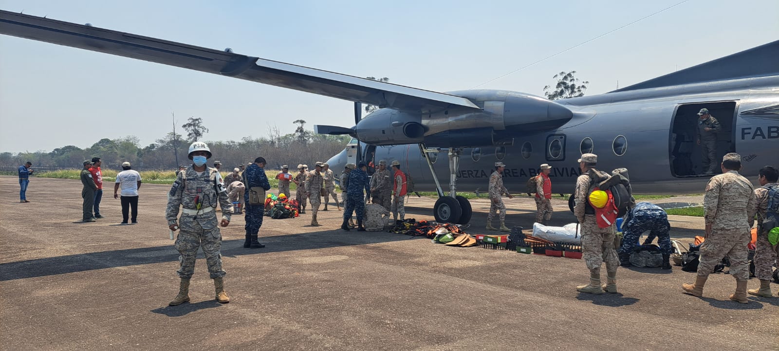 Defensa moviliza bomberos y rescatistas para sofocar incendios en cinco municipios de Tarija