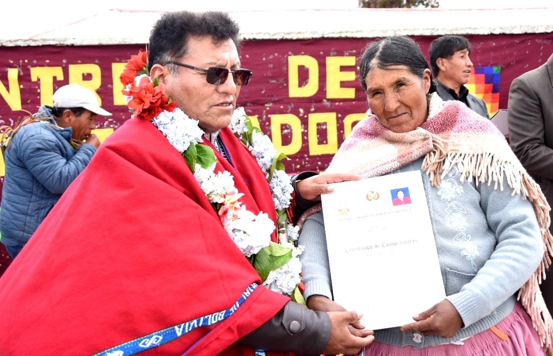 Más de 250 pobladores de Achacachi reciben certificados de competencias
