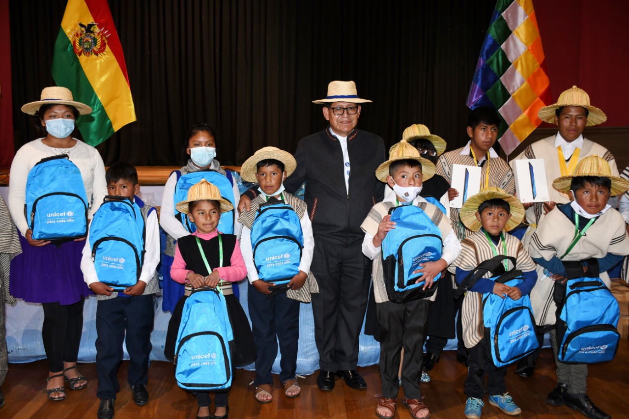 Educación reconoce con tablets y material escolar a jóvenes, niñas y niños de la nación Uru