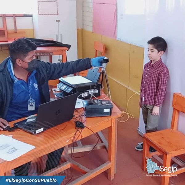 Segip entregan cédulas de identidad gratuitas a niños en el Plan 3000 de Santa Cruz