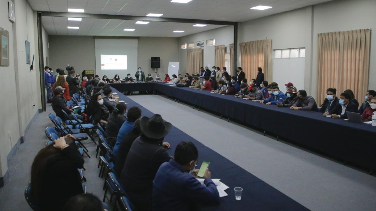 Salud y Comisión Social instalan mesas de trabajo para analizar el pliego petitorio de la COB