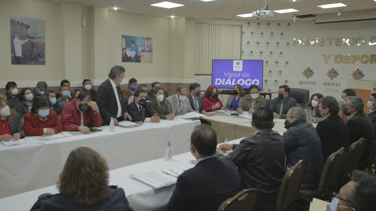 Gobierno inicia diálogo con Colegio Médico de Bolivia para atender las necesidades de ese sector