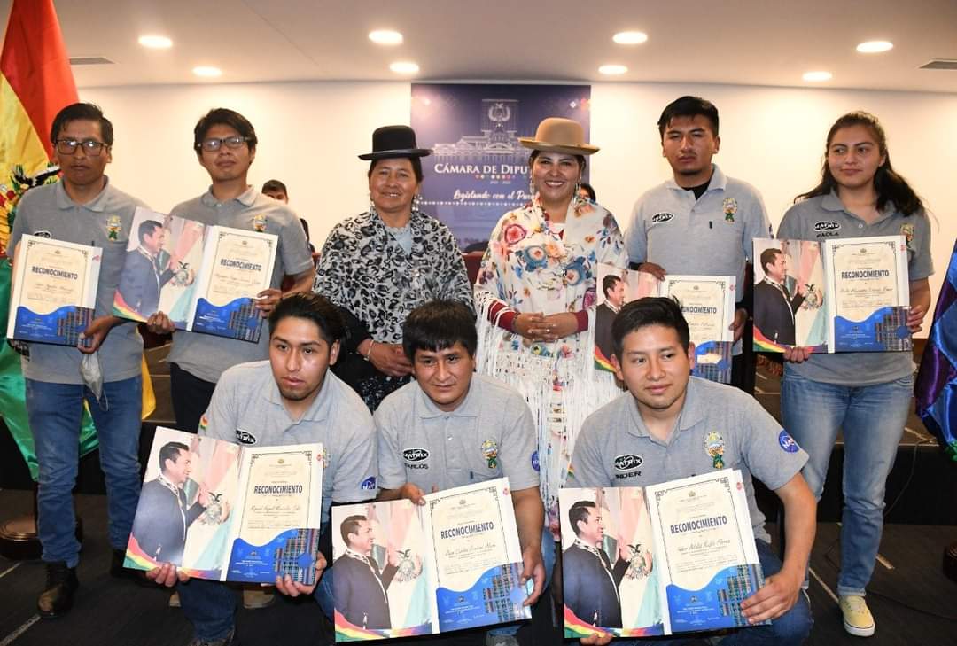 Estudiantes de la UMSA fueron reconocidos por su representación en competencia mundial de robótica