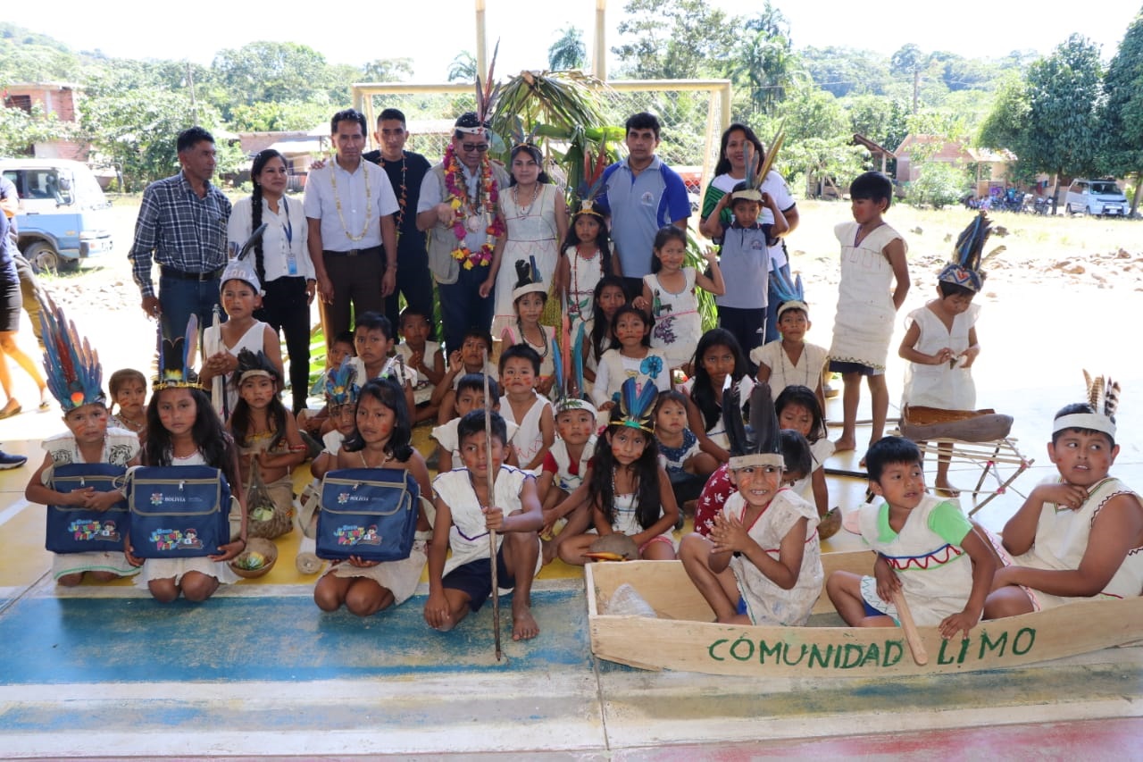 Gobierno entrega 1.000 mochilas con material escolar a jóvenes, niñas y niños yuracaré del Tipnis