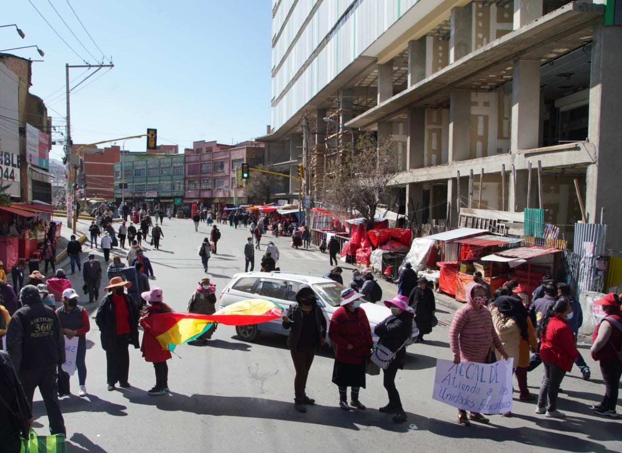 Padres de familia paralizan La Paz por falta de atención del alcalde Arias