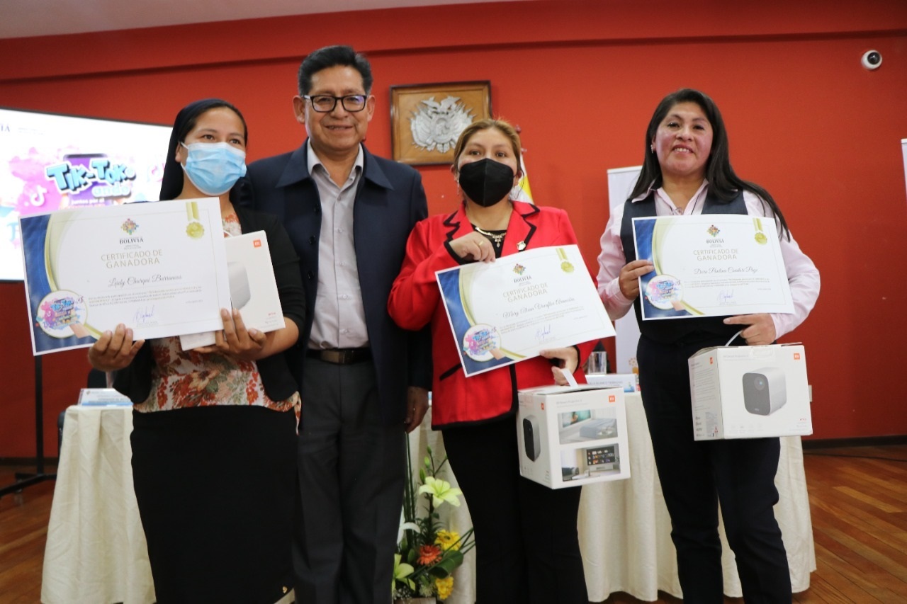 Educación premia a profesores por generar contenidos de enseñanza en TikTok