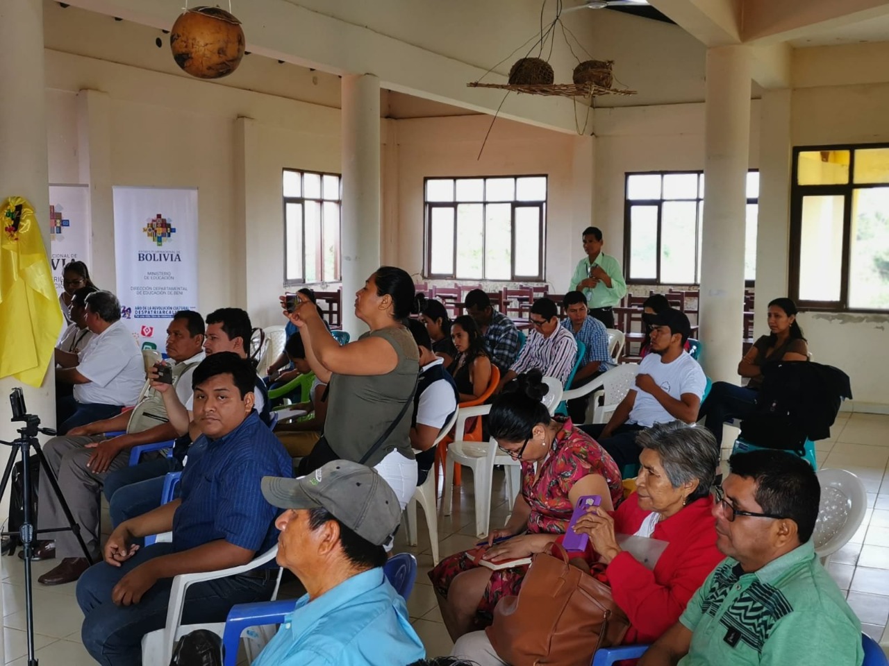 Padres de familia destacan actualización curricular y anuncian que el trabajo concluirá este mes