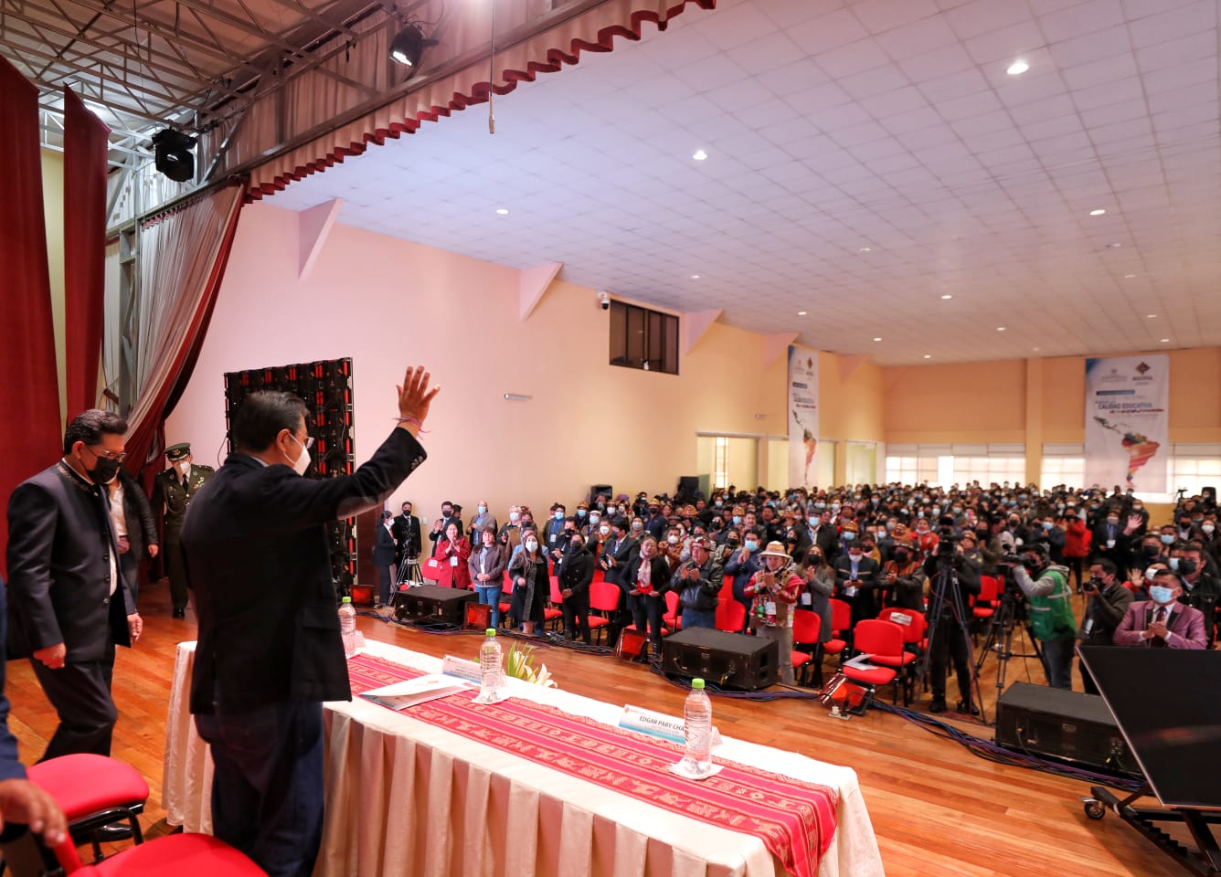 Presidente sugiere que redacción de textos sea parte de calificación para que profesores asciendan en el escalafón