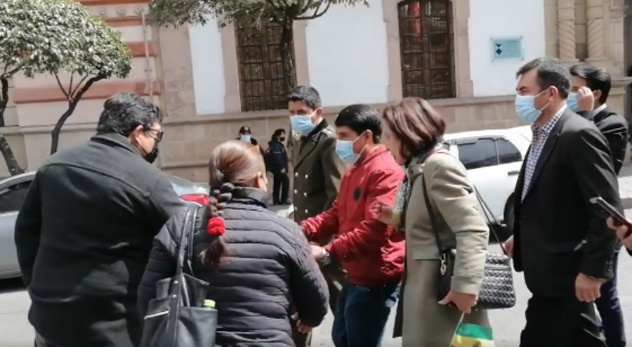 Representantes de Monteagudo interceptan al gobernador Condori para que atienda sus demandas