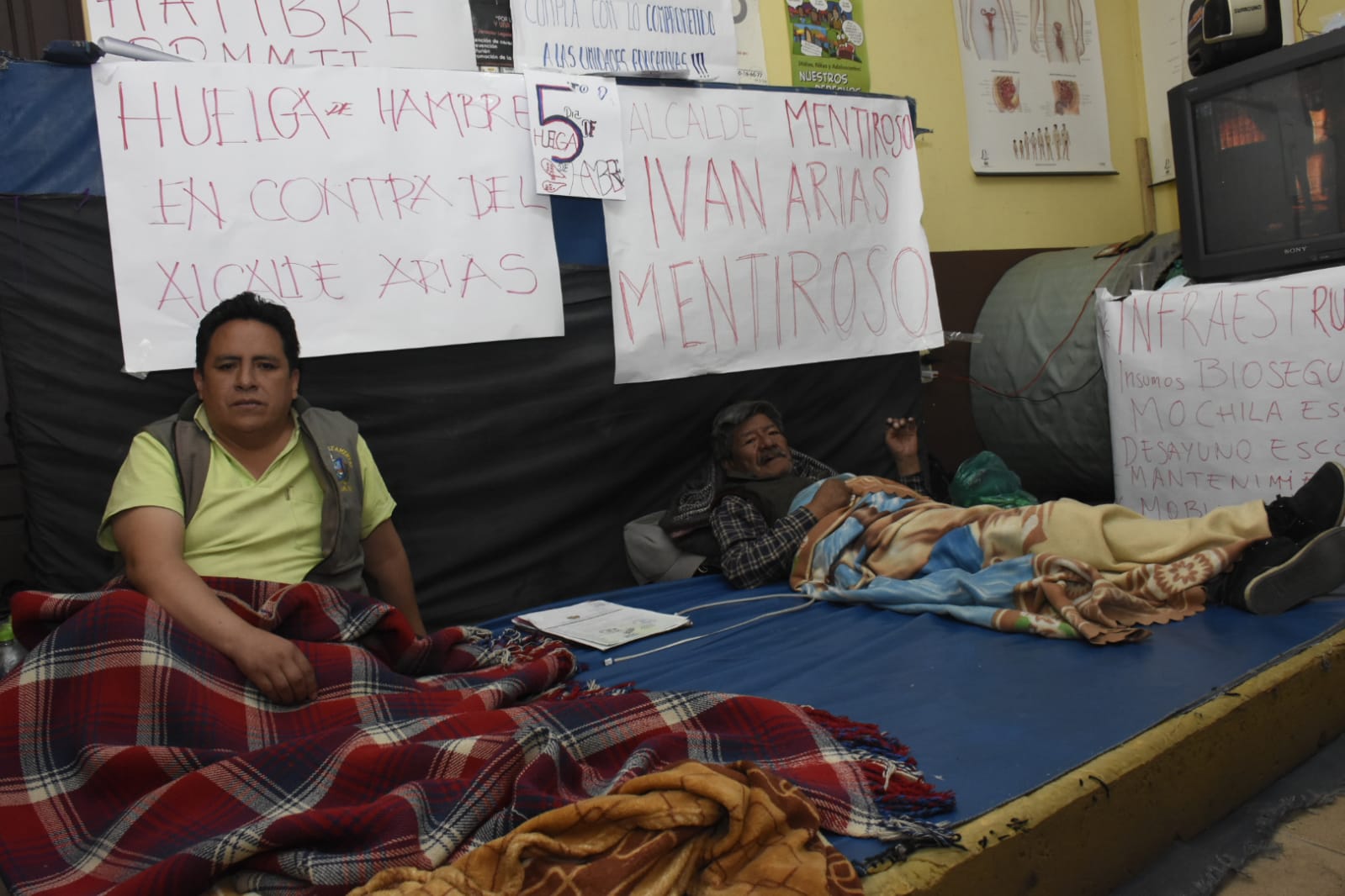 Padres de familia cumplen el quinto día de huelga de hambre y reportan una baja