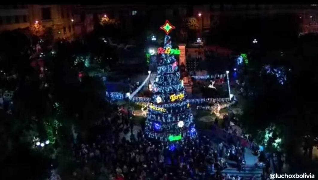 Presidente enciende el árbol de Navidad en plaza Murillo y obsequia juguetes a los niños y niñas (adelanto)