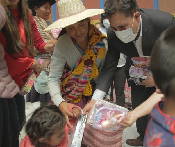 Ministerio de Salud entrega obsequios y canastones a niños y familias chuquisaqueñas e insta a proteger su salud 