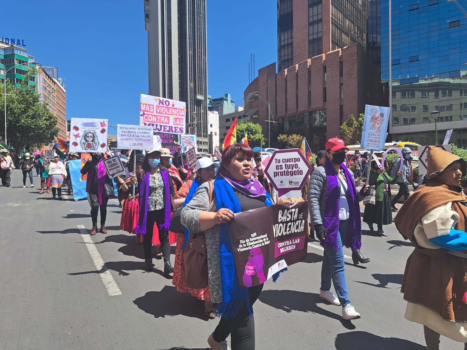 Multitudinaria marcha de mujeres demandó un Estado despatriarcalizado “sin fachos, ni machos” 