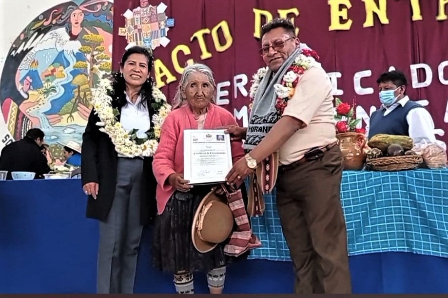 Una anciana de 89 años de Cochabamba obtiene certificación de competencias en tejido artesanal