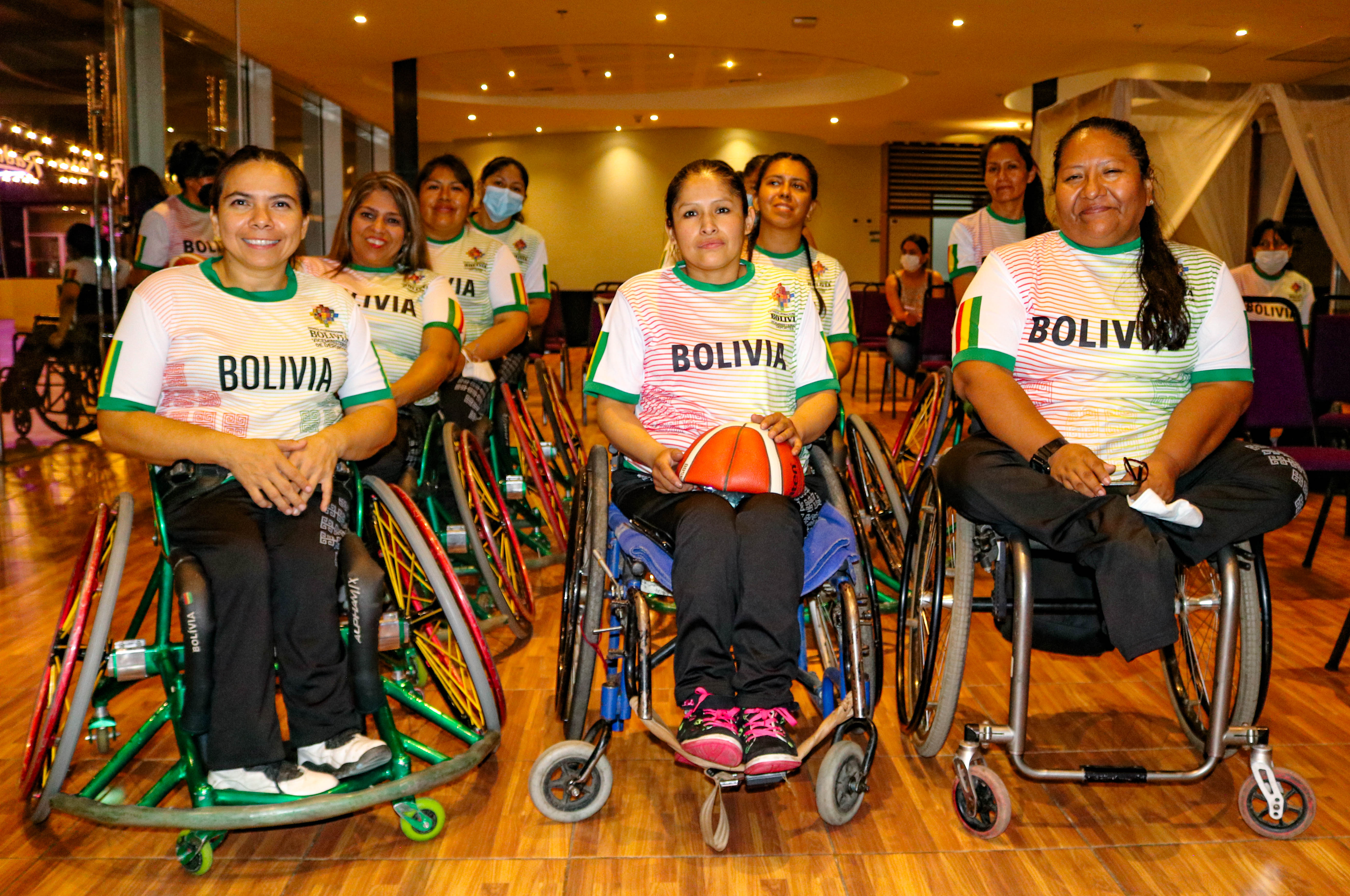 Entel entregó sillas de ruedas deportivas a la selección boliviana femenina de básquetbol