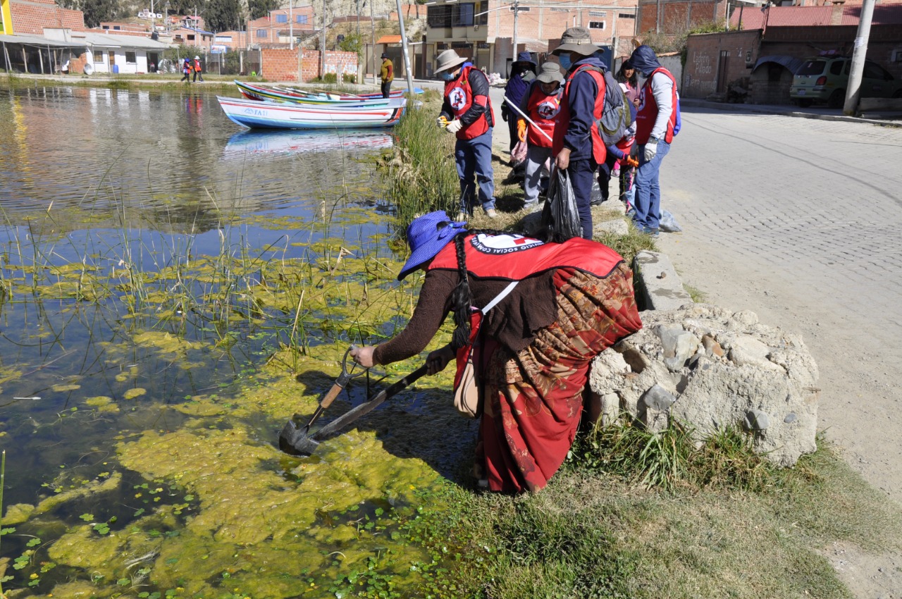 La Paz: Más de 100 servidores públicos limpian la laguna de Achocalla
